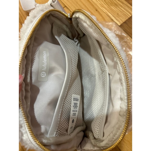 NWT Lululemon Everywhere Fleece Belt Bag / Natural Ivory Trench - Picture 4 of 6
